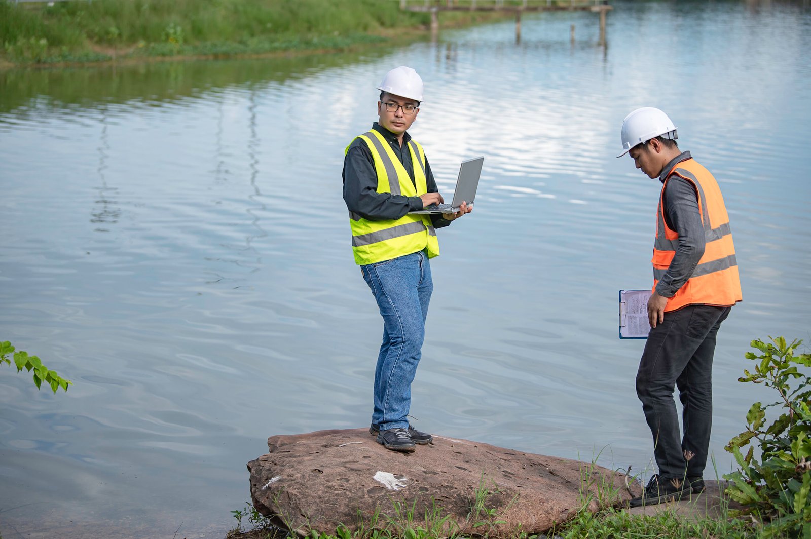 Environmental engineers inspect water quality,Bring water to the lab for testing,Check the mineral content in water and soil,Consultation to solve the problem of chemical contaminated water sources