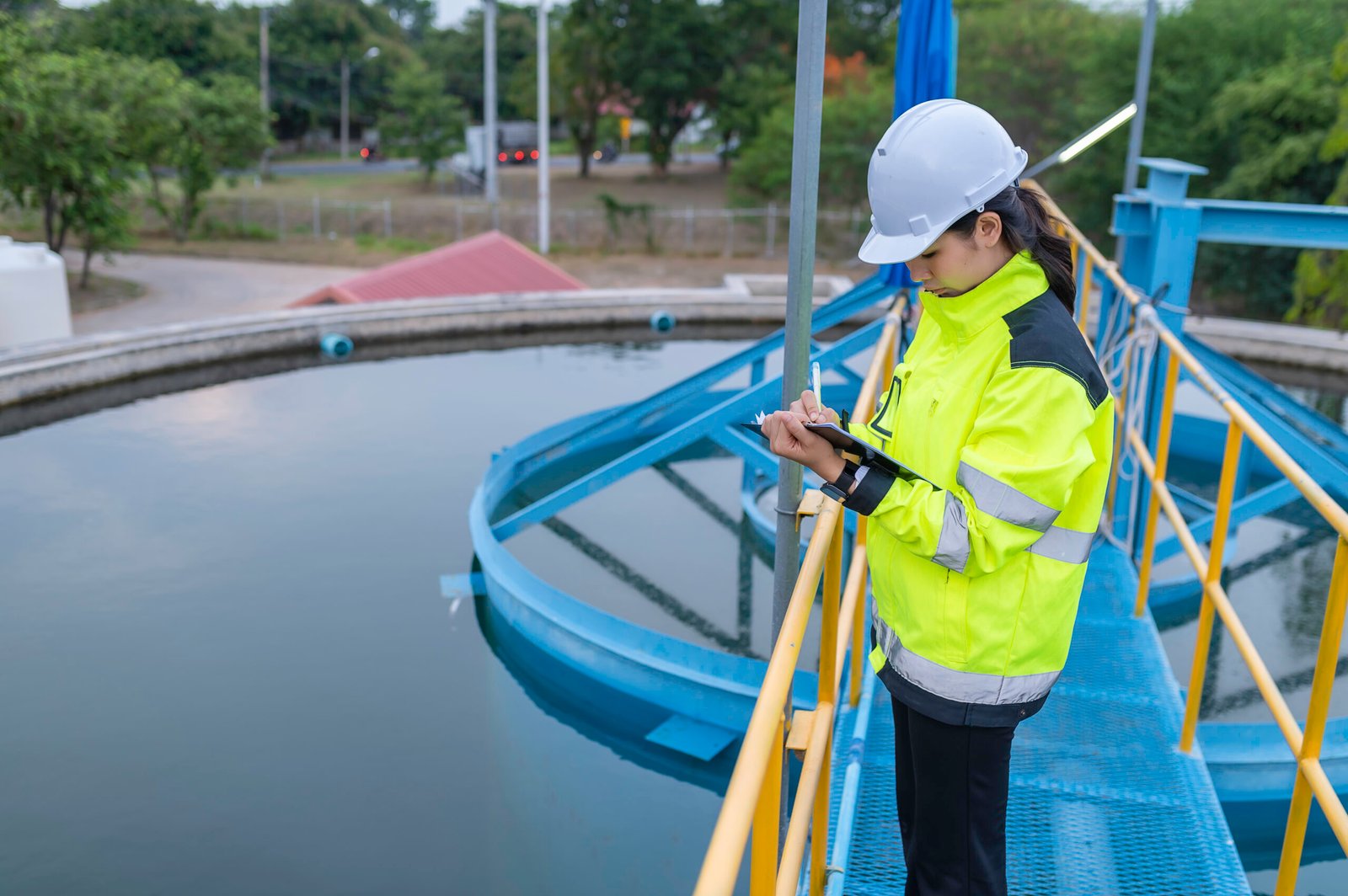 Environmental engineers work at wastewater treatment plants,Water supply engineering working at Water recycling plant for reuse,Check the amount of chlorine in the water to be within the criteria.